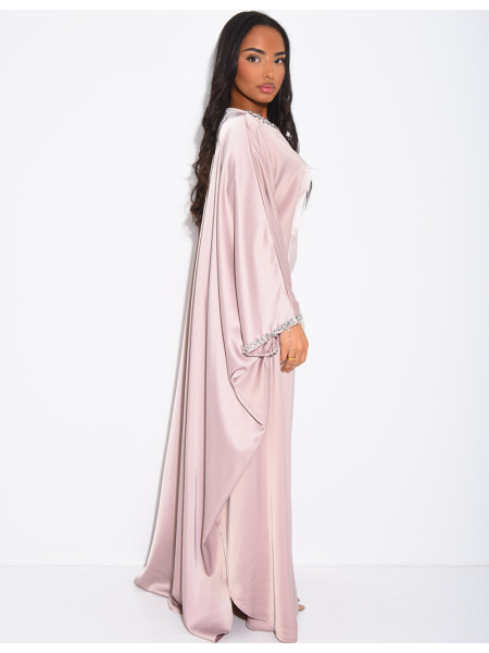 Abaya papillon en satin ornée de cristaux au col et sur les manches