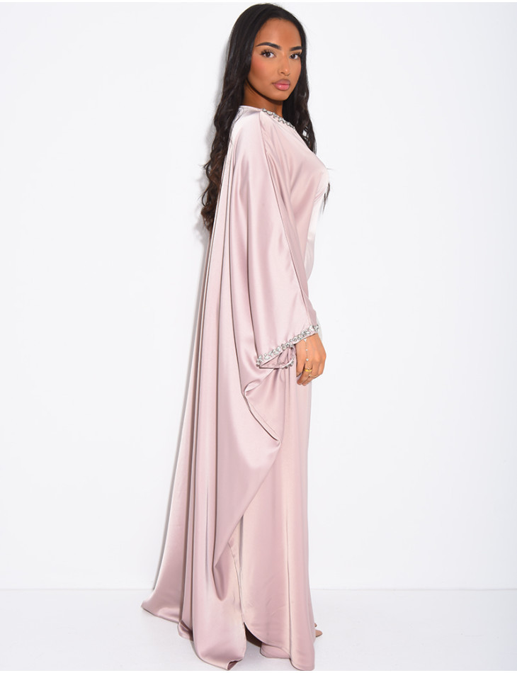 Abaya papillon en satin ornée de cristaux au col et sur les manches