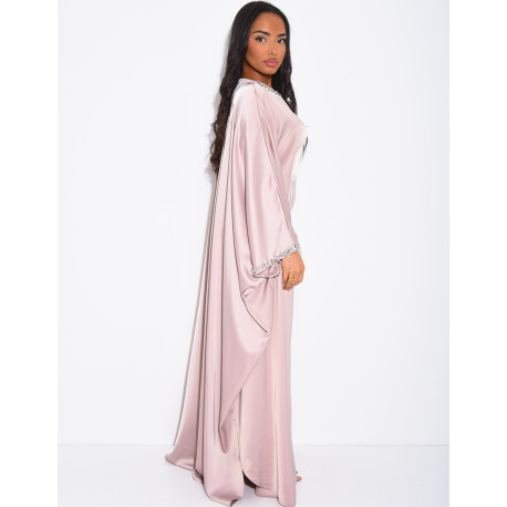Abaya papillon en satin ornée de cristaux au col et sur les manches