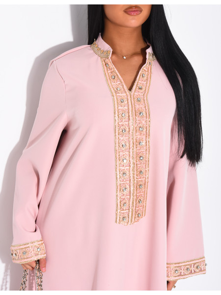 Weite Abaya mit Stickereien und Strasssteinen am Kragen und an den Ärmeln