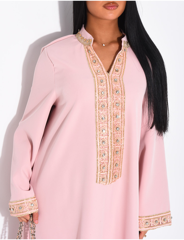 Weite Abaya mit Stickereien und Strasssteinen am Kragen und an den Ärmeln