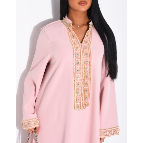 Weite Abaya mit Stickereien und Strasssteinen am Kragen und an den Ärmeln