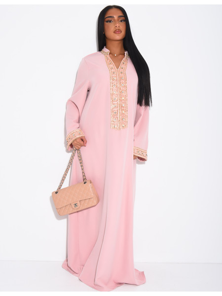 Weite Abaya mit Stickereien und Strasssteinen am Kragen und an den Ärmeln