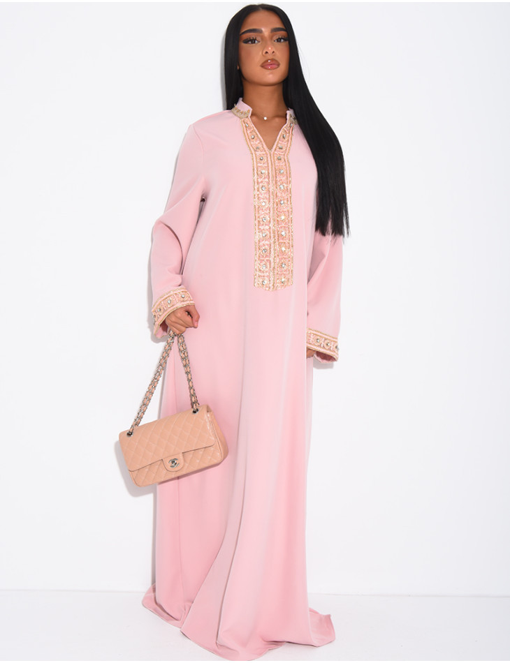 Weite Abaya mit Stickereien und Strasssteinen am Kragen und an den Ärmeln