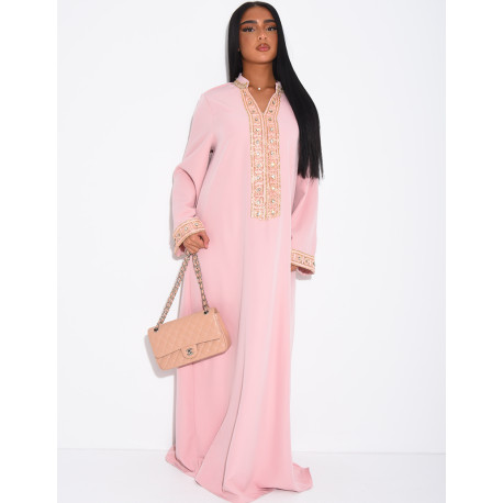 Weite Abaya mit Stickereien und Strasssteinen am Kragen und an den Ärmeln