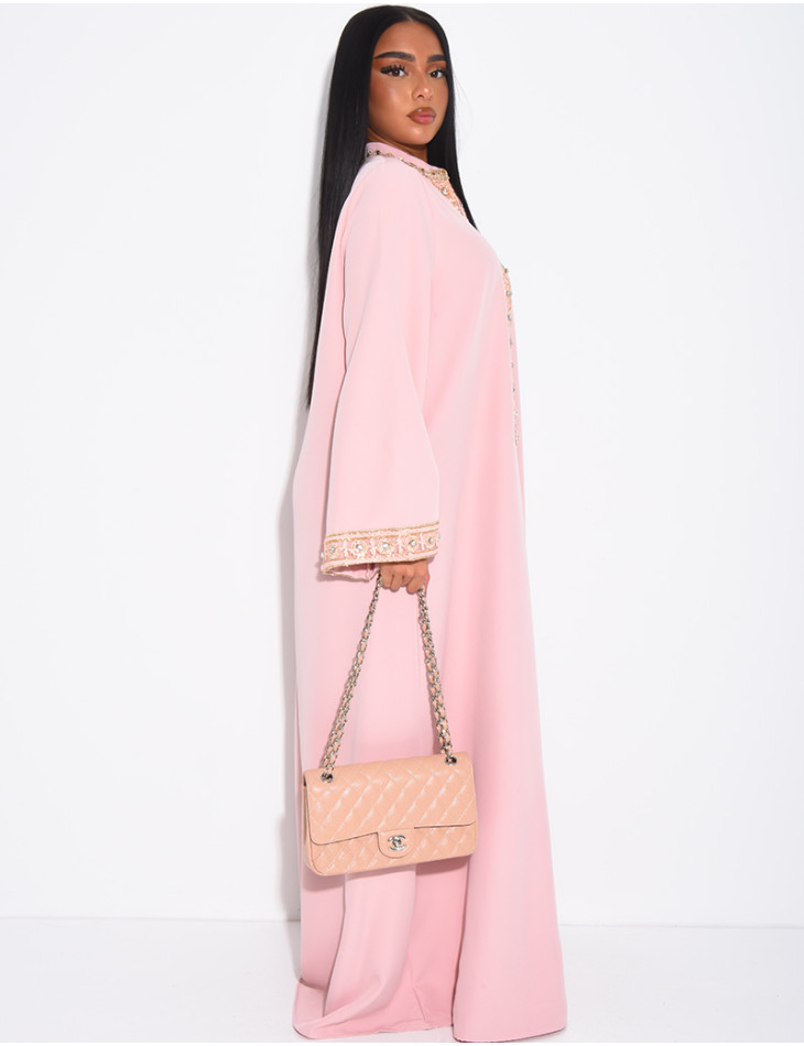 Weite Abaya mit Stickereien und Strasssteinen am Kragen und an den Ärmeln