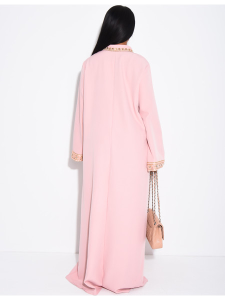 Weite Abaya mit Stickereien und Strasssteinen am Kragen und an den Ärmeln