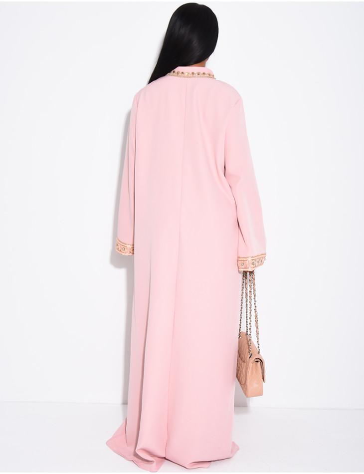 Weite Abaya mit Stickereien und Strasssteinen am Kragen und an den Ärmeln