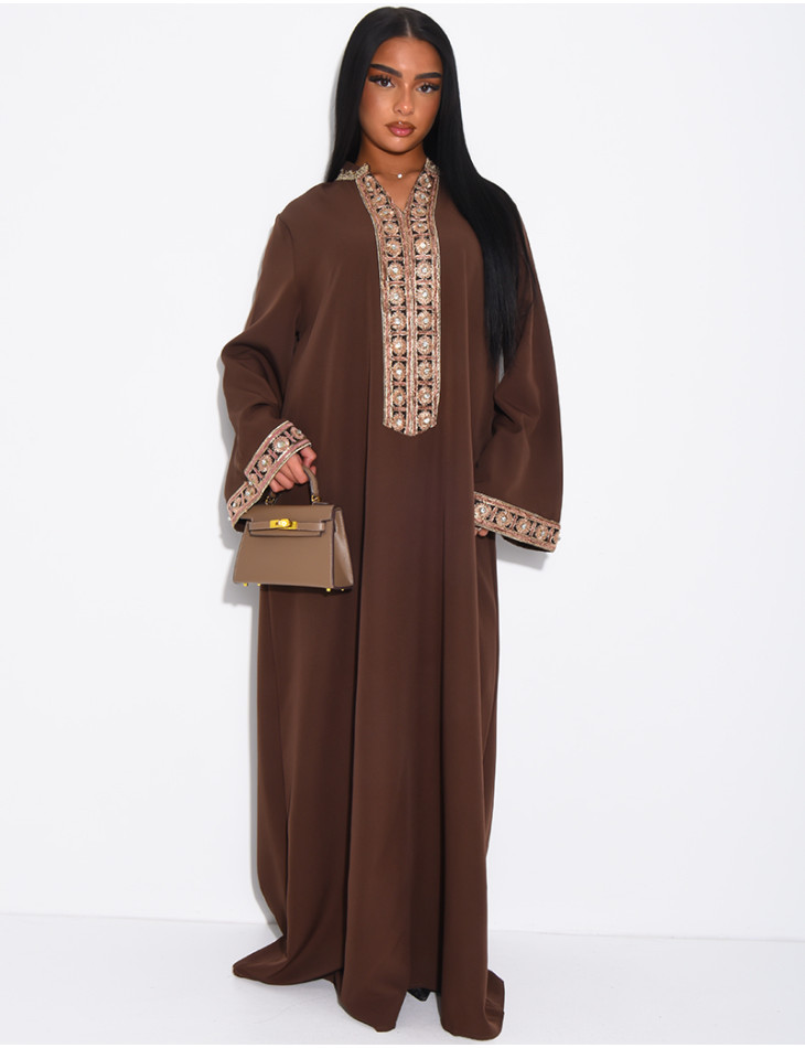 Abaya ample à broderies et strass au col