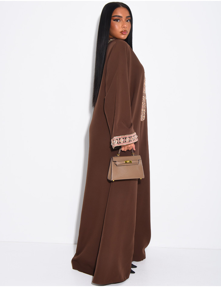 Abaya ample à broderies et strass au col