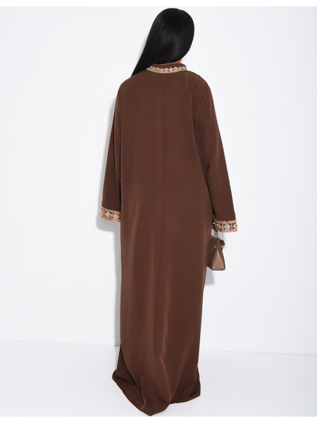 Abaya ample à broderies et strass au col