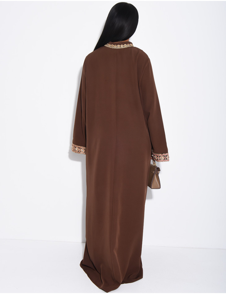 Abaya ample à broderies et strass au col