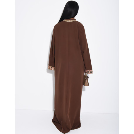 Abaya ample à broderies et strass au col