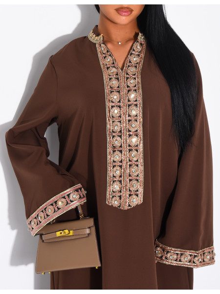 Abaya ample à broderies et strass au col