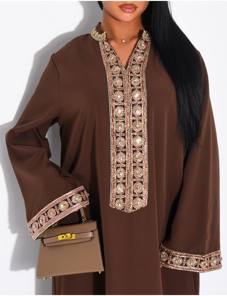 Abaya ample à broderies et strass au col