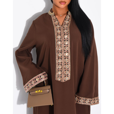 Abaya ample à broderies et strass au col