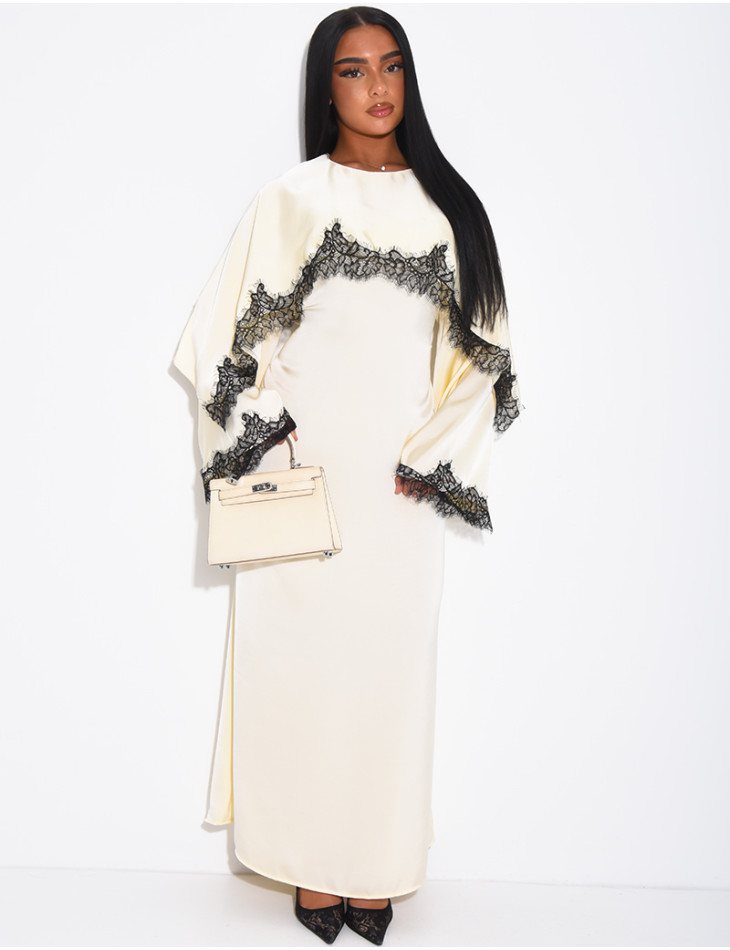 Robe longue en satin épais à cape bordure en dentelle