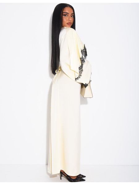 Robe longue en satin épais à cape bordure en dentelle