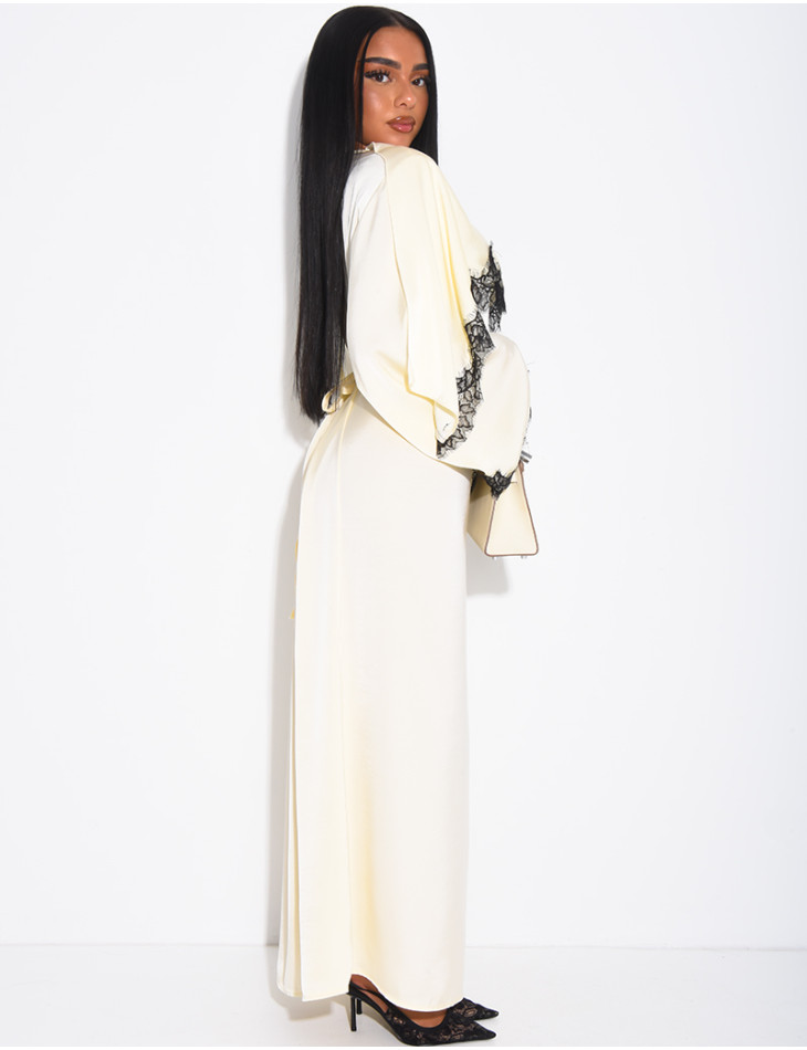 Robe longue en satin épais à cape bordure en dentelle