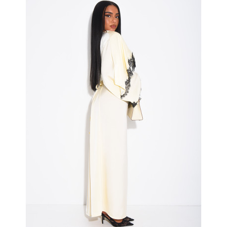 Robe longue en satin épais à cape bordure en dentelle
