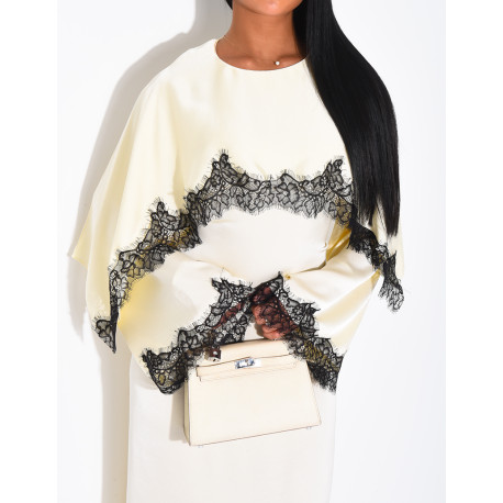Robe longue en satin épais à cape bordure en dentelle