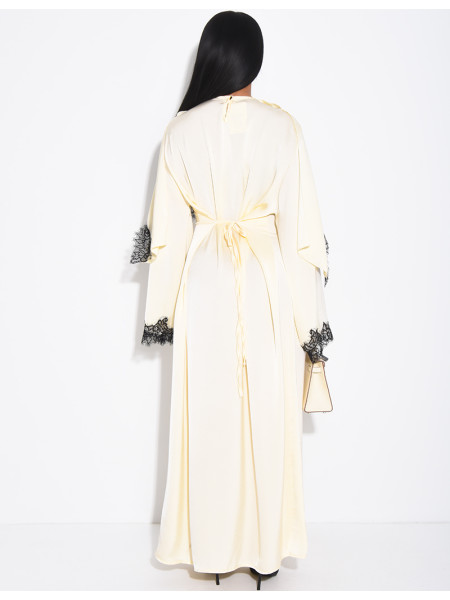 Robe longue en satin épais à cape bordure en dentelle