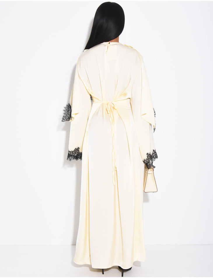 Robe longue en satin épais à cape bordure en dentelle