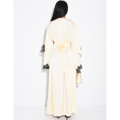 Robe longue en satin épais à cape bordure en dentelle