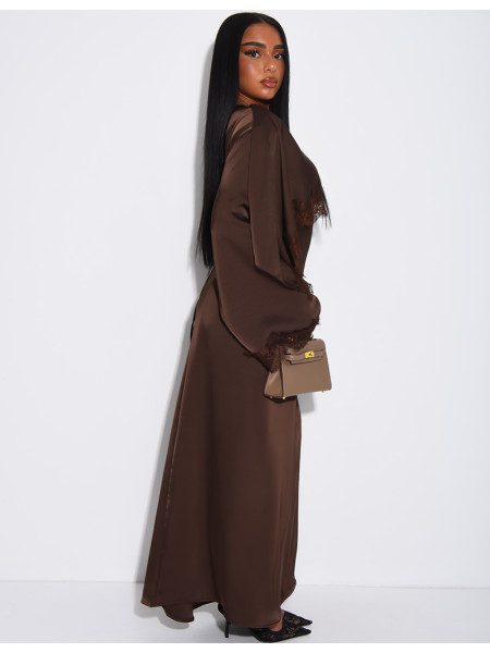 Robe longue en satin épais à cape bordure en dentelle