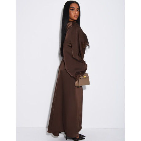 Robe longue en satin épais à cape bordure en dentelle