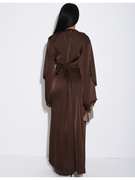Robe longue en satin épais à cape bordure en dentelle