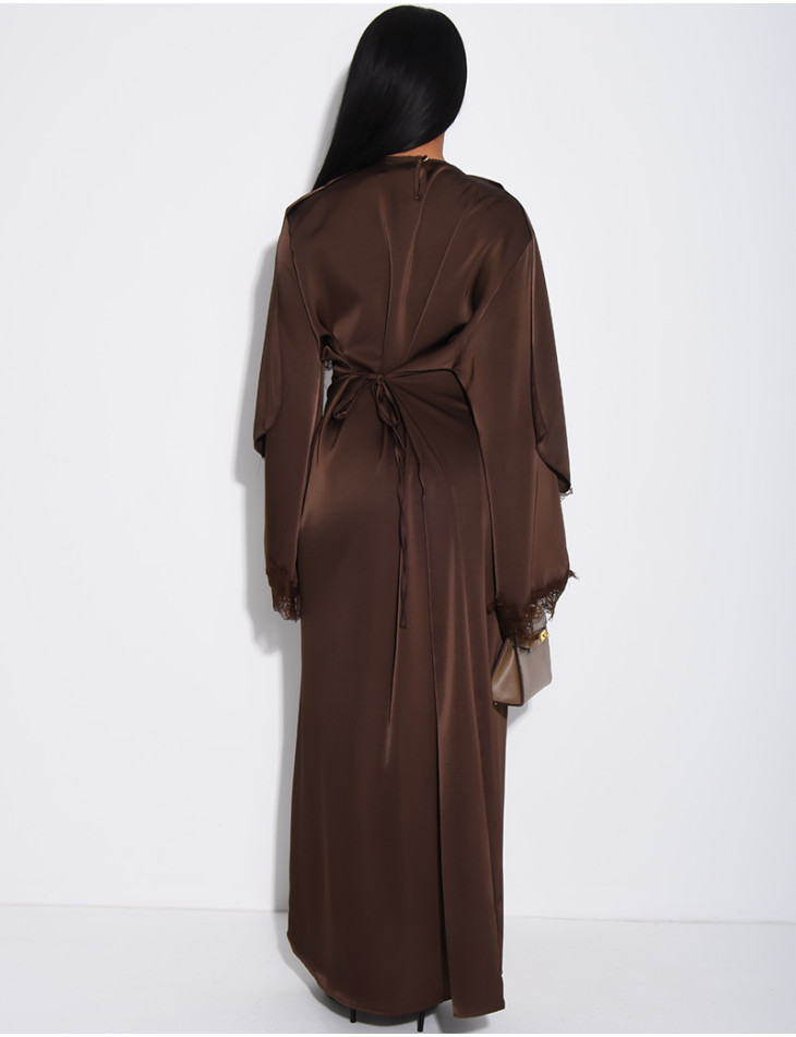 Robe longue en satin épais à cape bordure en dentelle