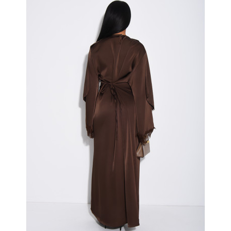 Robe longue en satin épais à cape bordure en dentelle