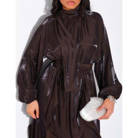 Robe en satin brillant à volants et ceinture à la taille