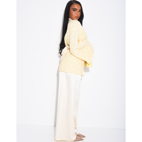 Ensemble kimono brocard ceinturé et pantalon en satin assorti