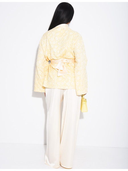 Ensemble kimono brocard ceinturé et pantalon en satin assorti
