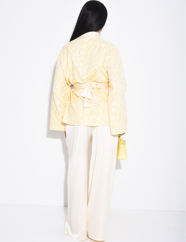 Ensemble kimono brocard ceinturé et pantalon en satin assorti
