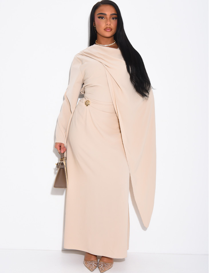 Robe longue et fluide à châle au col et broche à la taille