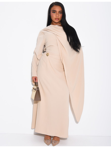 Robe longue et fluide à châle au col et broche à la taille
