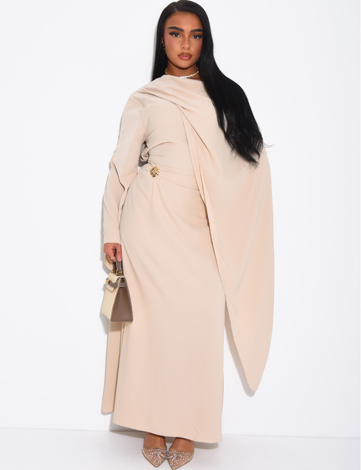 Robe longue et fluide à châle au col et broche à la taille