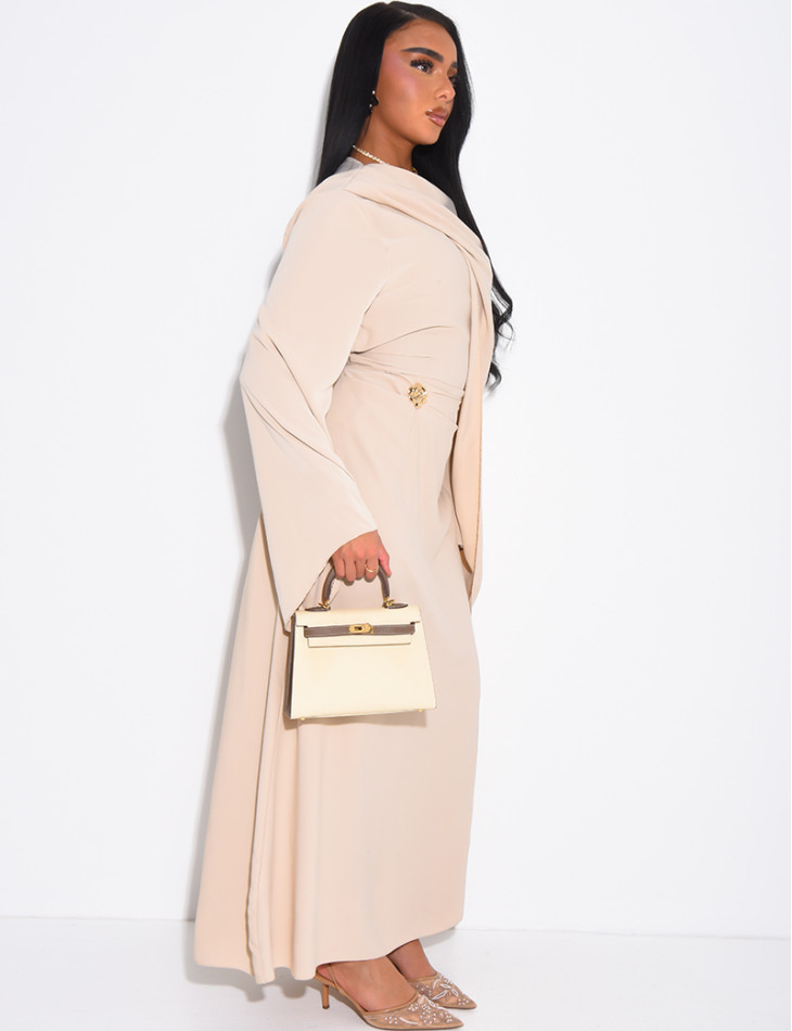 Robe longue et fluide à châle au col et broche à la taille