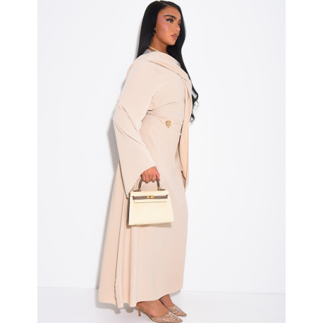Robe longue et fluide à châle au col et broche à la taille