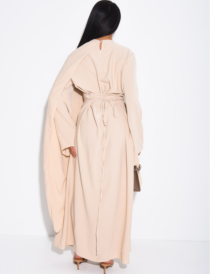 Robe longue et fluide à châle au col et broche à la taille
