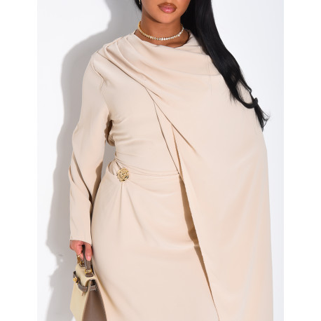 Robe longue et fluide à châle au col et broche à la taille