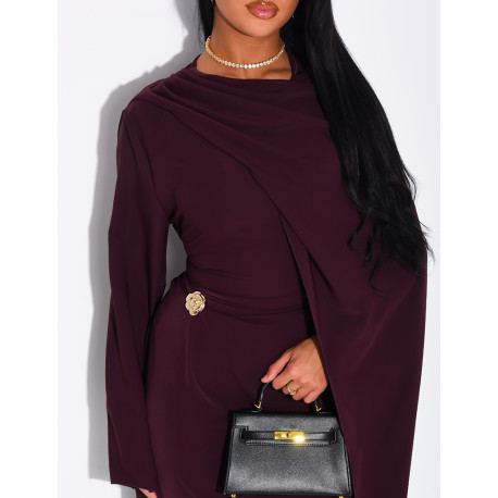 Langes, fließendes Kleid mit Schalkragen und Brosche an der Taille