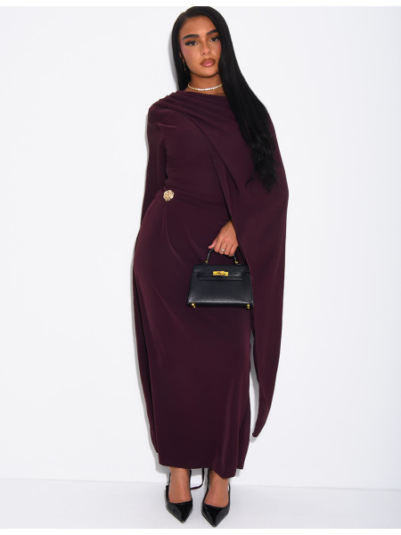 Langes, fließendes Kleid mit Schalkragen und Brosche an der Taille