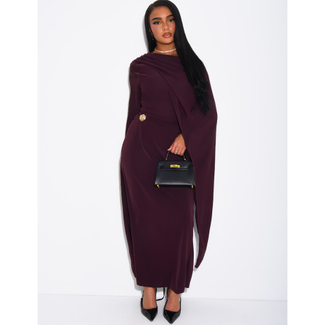Langes, fließendes Kleid mit Schalkragen und Brosche an der Taille