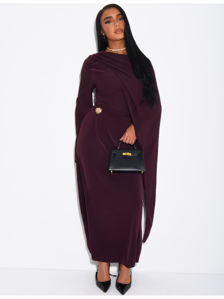 Langes, fließendes Kleid mit Schalkragen und Brosche an der Taille
