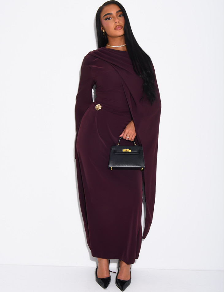 Langes, fließendes Kleid mit Schalkragen und Brosche an der Taille
