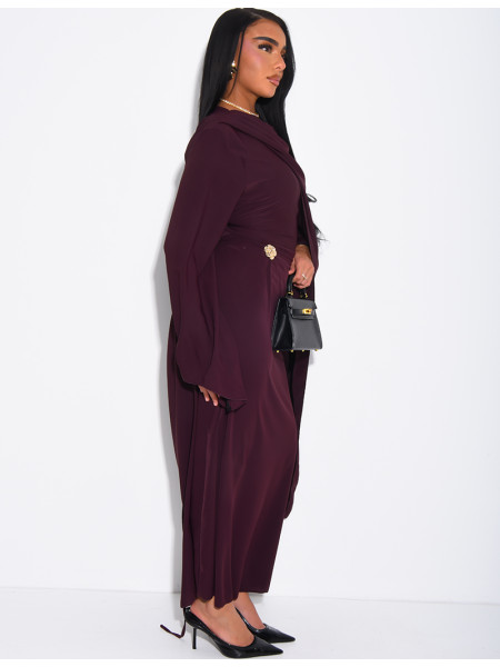 Langes, fließendes Kleid mit Schalkragen und Brosche an der Taille